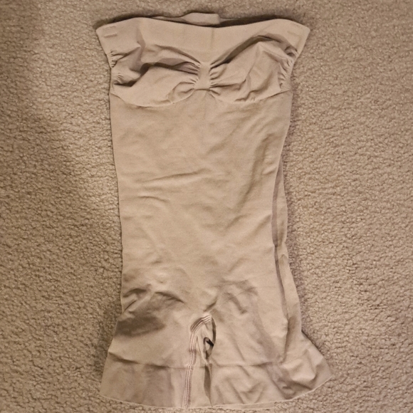 SMALL. SKIMS STRAPLESS SHORTIE BODYSUIT - Picture 4 of 7